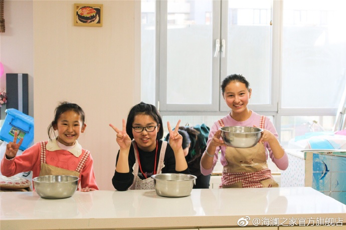 2017年 &ldquo;寒令營(yíng)&rdquo;團(tuán)隊(duì)從不同角度，為北疆山區(qū)的孩子們打開(kāi)了一個(gè)豐富的世界。來(lái)到北京，他們觀看了升旗儀式，參觀了故宮，走進(jìn)北京海洋館和動(dòng)物園。這次寒令營(yíng)，展現(xiàn)在他們面前的是此前從未看到過(guò)的世界，意義非凡。