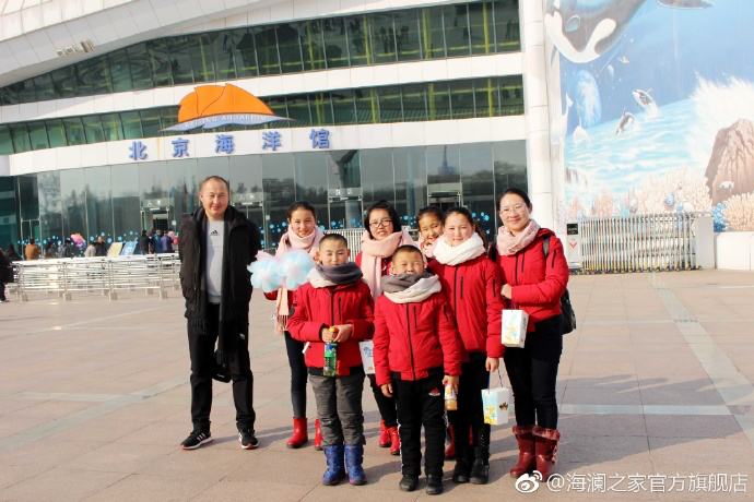 在海洋館，充滿求知欲和好奇心的孩子們像是一個(gè)個(gè)落入仙境的愛(ài)麗絲，不斷地提問(wèn)，并用手中的紙筆和相機(jī)，記錄每一個(gè)畫(huà)面和知識(shí)，說(shuō)要回去講給其他小伙伴和家人們聽(tīng)。