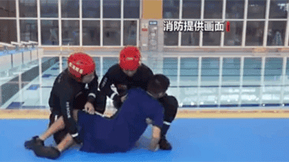 水中遇險 如何自救與施救？黃金30秒 如何將溺水者救上岸？