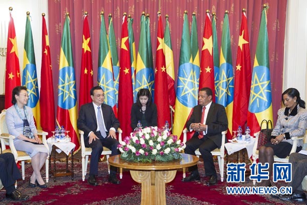 李克強(qiáng)總理夫人程虹、穆拉圖總統(tǒng)夫人梅阿扎參加會(huì)見。新華社記者王曄攝