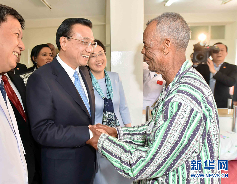 5月6日，中國(guó)國(guó)務(wù)院總理李克強(qiáng)與埃塞俄比亞總統(tǒng)穆拉圖一同來(lái)到亞的斯亞貝巴阿勒塔醫(yī)院，看望受益于中國(guó)免費(fèi)白內(nèi)障手術(shù)&ldquo;光明行&rdquo;活動(dòng)的埃塞俄比亞患者。新華社記者 李濤 攝 