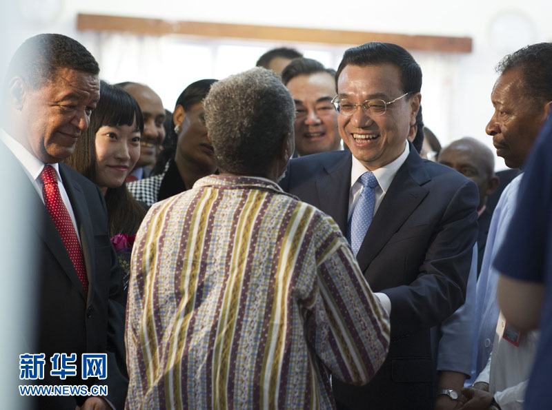 5月6日，中國(guó)國(guó)務(wù)院總理李克強(qiáng)與埃塞俄比亞總統(tǒng)穆拉圖一同來(lái)到亞的斯亞貝巴阿勒塔醫(yī)院，看望受益于中國(guó)免費(fèi)白內(nèi)障手術(shù)&ldquo;光明行&rdquo;活動(dòng)的埃塞俄比亞患者。新華社記者 謝環(huán)馳 攝 