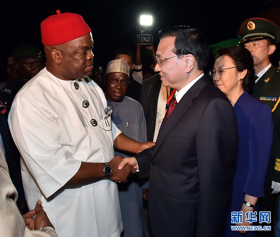 5月6日,應尼日利亞總統喬納森邀請,國務院總理李克強乘專機抵達阿布賈國際機場,開始對尼日利亞進行正式訪問。李克強總理夫人程虹同機抵達。新華社記者 李濤 攝 5月6日,應尼日利亞總統喬納森邀請,國務院總理李克強乘專機抵達阿布賈國際機場,開始對尼日利亞進行正式訪問。李克強總理夫人程虹同機抵達。新華社記者 李濤 攝