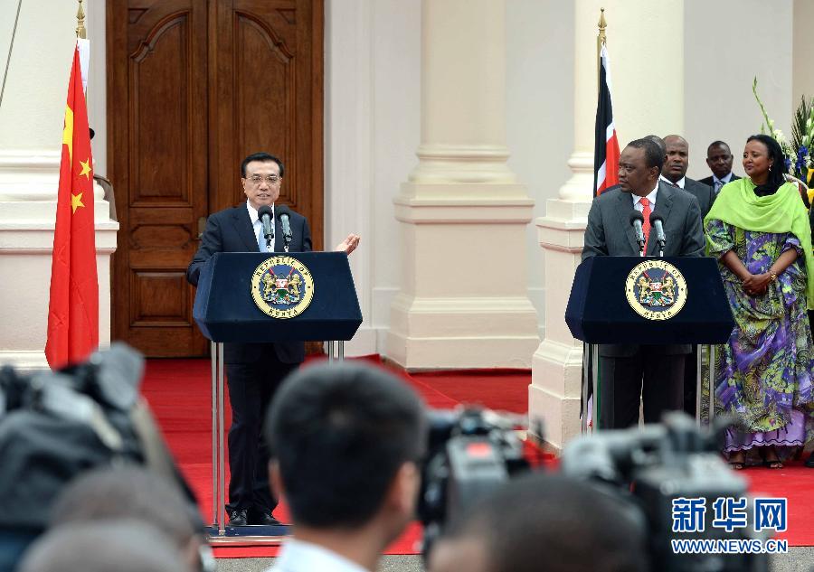 5月10日，中國(guó)國(guó)務(wù)院總理李克強(qiáng)在肯尼亞國(guó)家宮與肯總統(tǒng)肯雅塔舉行會(huì)談后共同會(huì)見記者。 新華社記者 李濤 攝 