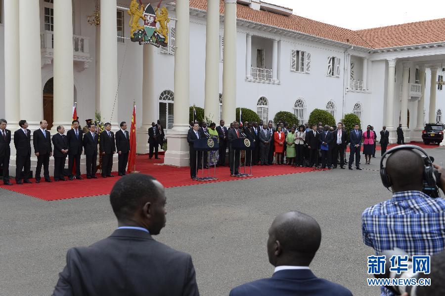  5月10日，中國(guó)國(guó)務(wù)院總理李克強(qiáng)在肯尼亞國(guó)家宮與肯總統(tǒng)肯雅塔舉行會(huì)談后共同會(huì)見記者。 新華社記者 李學(xué)仁 攝 