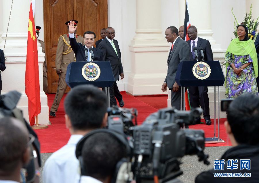 5月10日，中國(guó)國(guó)務(wù)院總理李克強(qiáng)在肯尼亞國(guó)家宮與肯總統(tǒng)肯雅塔舉行會(huì)談后共同會(huì)見記者。 新華社記者 李濤 攝 