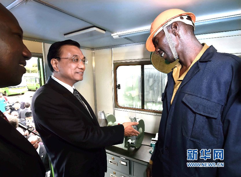 5月11日，國務院總理李克強參觀肯尼亞國家青年服務隊。這是李克強與服務隊隊員親切交談。 新華社記者 李濤 攝