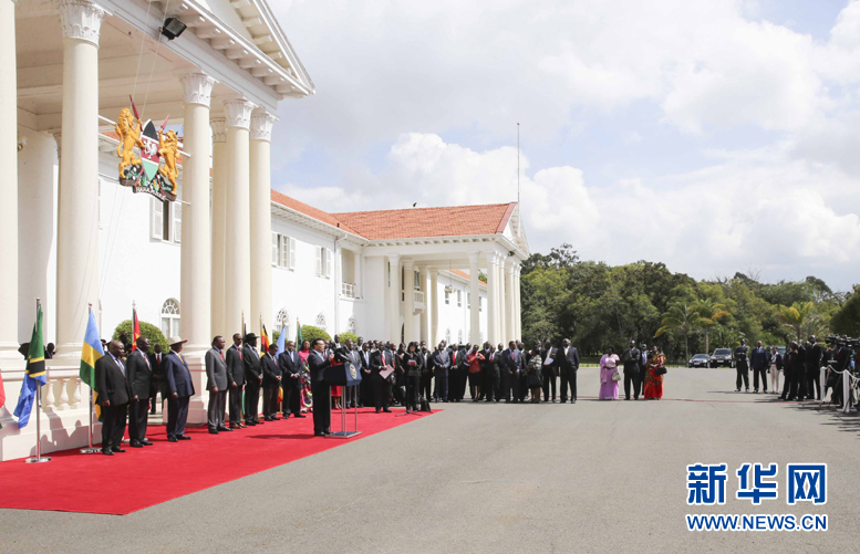 5月11日，中國國務(wù)院總理李克強在內(nèi)羅畢國家宮與肯尼亞總統(tǒng)肯雅塔共同會見記者，介紹中非合作建設(shè)肯尼亞蒙巴薩－內(nèi)羅畢鐵路情況。烏干達(dá)總統(tǒng)穆塞韋尼、盧旺達(dá)總統(tǒng)卡加梅、南蘇丹總統(tǒng)基爾等東非地區(qū)國家領(lǐng)導(dǎo)人參加。新華社記者丁林?jǐn)z