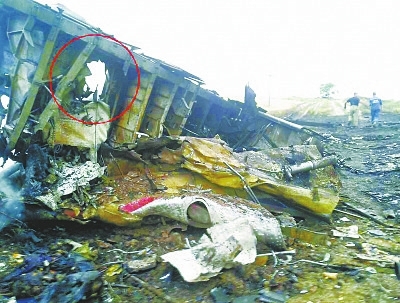 從這張殘骸照片來看，機(jī)身上有比臉盆略大的孔洞，破壞方向從機(jī)體外部沖向內(nèi)部，懷疑是導(dǎo)彈的戰(zhàn)斗部碎片擊中的一塊區(qū)域。