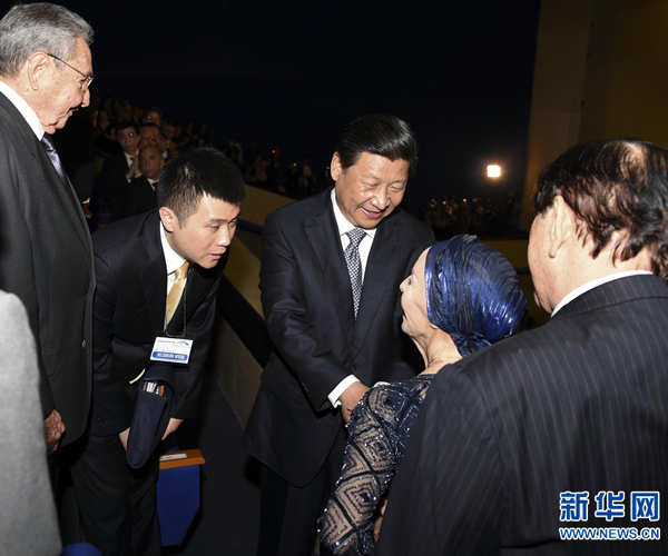     當?shù)貢r間7月22日，國家主席習近平在哈瓦那與古巴國務委員會主席兼部長會議主席勞爾&middot;卡斯特羅共同觀看中古芭蕾舞聯(lián)合演出。新華社記者李學仁攝 