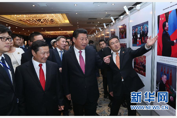 8月22日，國家主席習近平在烏蘭巴托與蒙古國總理阿勒坦呼亞格共同出席中蒙經貿合作回顧展開幕式。 新華社記者 龐興雷 攝 