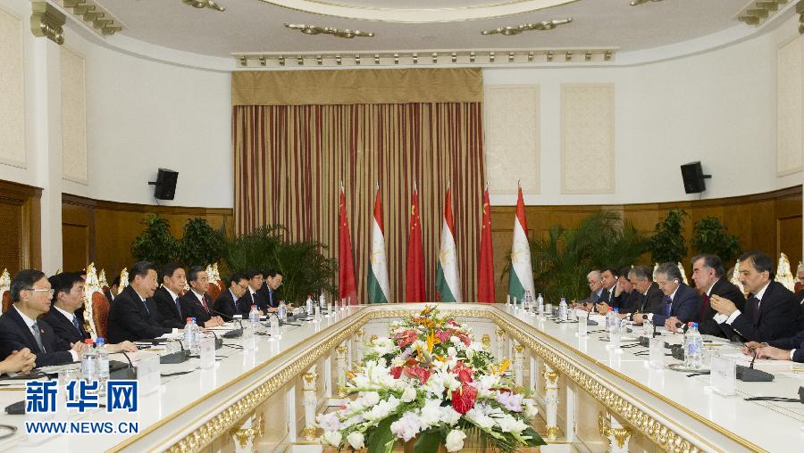 9月13日，國家主席習近平在杜尚別同塔吉克斯坦總統拉赫蒙舉行會談。 新華社記者謝環馳攝 