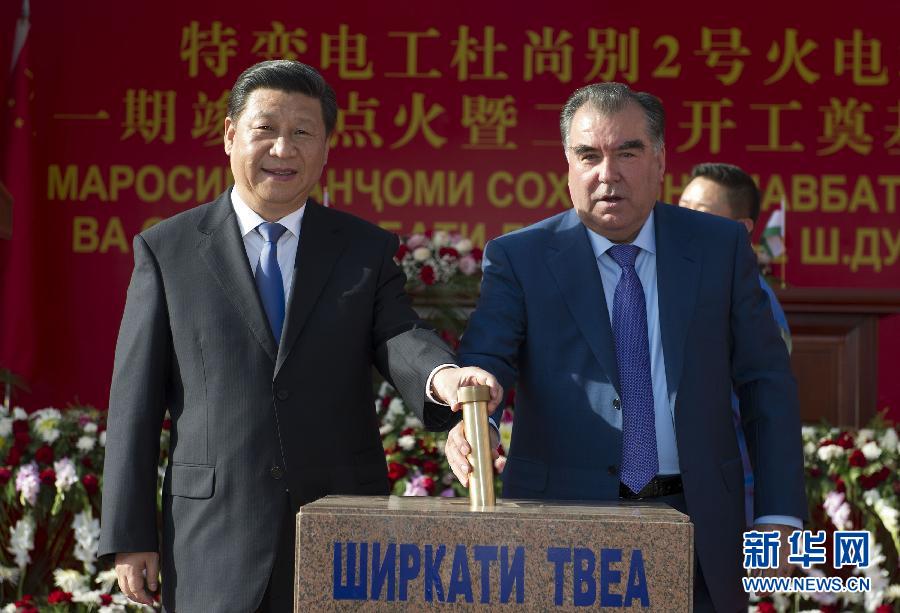 9月13日，國家主席習(xí)近平和塔吉克斯坦總統(tǒng)拉赫蒙在杜尚別共同出席中塔兩國重大合作項(xiàng)目&mdash;&mdash;杜尚別2號熱電廠一期工程竣工儀式、二期工程開工儀式。這是習(xí)近平和拉赫蒙一同將裝有兩國元首簽名二期工程奠基紀(jì)念頁的金色金屬管放入水泥墩中。 新華社記者黃敬文攝 