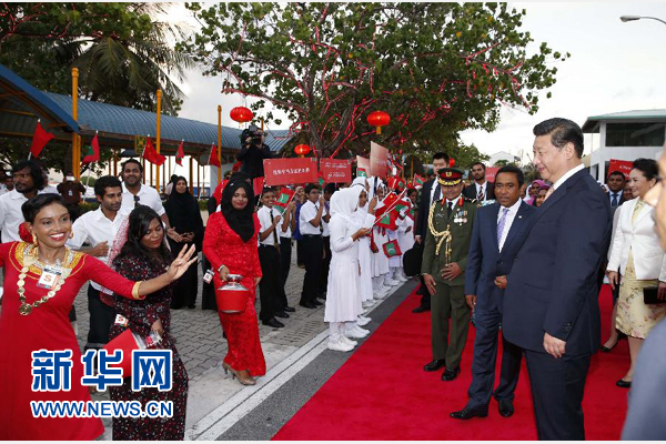  9月14日，國家主席習近平抵達馬累，開始對馬爾代夫進行國事訪問。習近平和夫人彭麗媛在機場受到馬爾代夫總統亞明夫婦的熱情迎接。新華社記者 鞠鵬 攝 