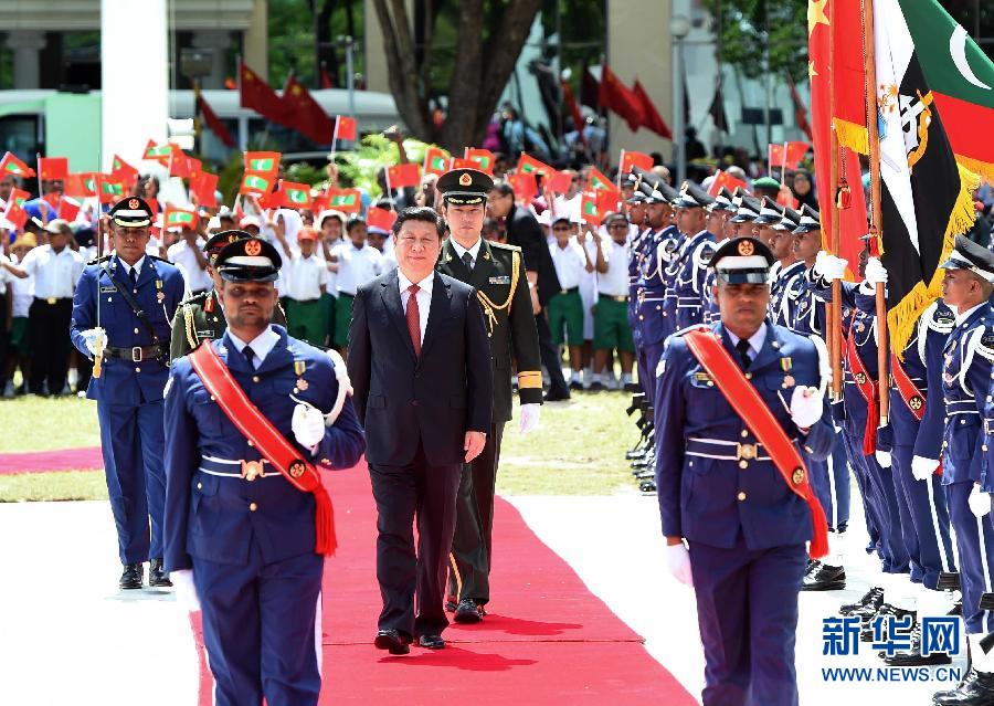 9月15日，國家主席習近平同馬爾代夫總統亞明在馬累舉行會談。會談前，亞明在共和國廣場為習近平舉行歡迎儀式。 新華社記者 馬占成 攝 