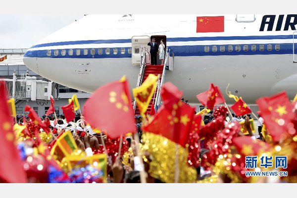 9月16日，國家主席習(xí)近平抵達(dá)科倫坡，開始對斯里蘭卡進(jìn)行國事訪問。這是習(xí)近平和夫人彭麗媛向歡迎群眾揮手致意。 新華社記者馬占成攝 