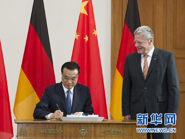 10月10日，國務院總理李克強在柏林會見德國總統高克。這是李克強總理在高克總統的陪同下在貴賓簿上簽字。 新華社記者 王曄 攝 