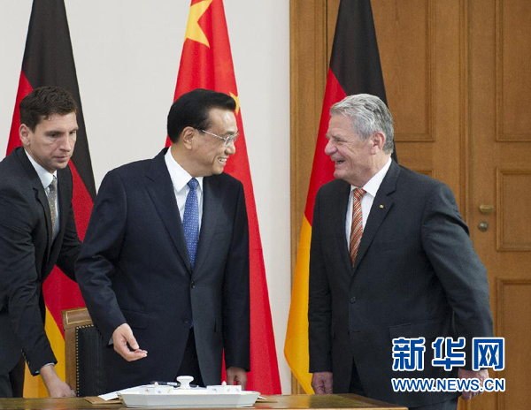 10月10日，國務院總理李克強在柏林會見德國總統高克。這是李克強總理與高克總統親切交談。 新華社記者 王曄 攝 