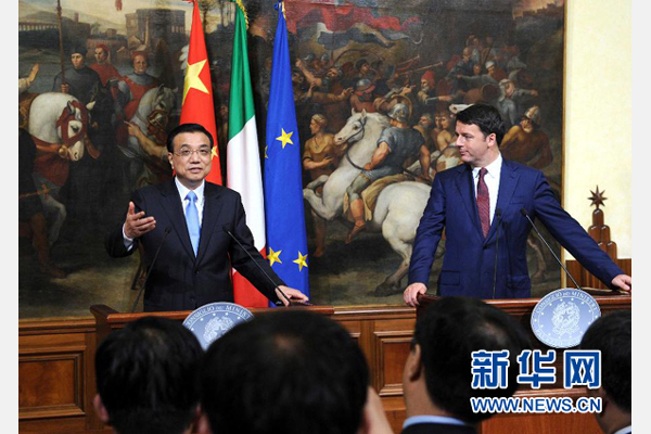 10月14日，中國國務(wù)院總理李克強(qiáng)與意大利總理倫齊在羅馬舉行會談后共同會見記者。 新華社記者 饒愛民 攝 