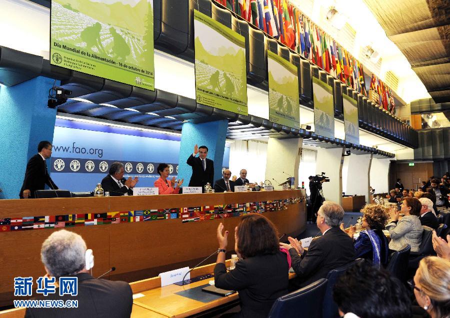 10月15日，中國國務(wù)院總理李克強(qiáng)在格拉齊亞諾總干事的陪同下在位于羅馬的聯(lián)合國糧農(nóng)組織總部發(fā)表演講。 新華社記者 饒愛民 攝 