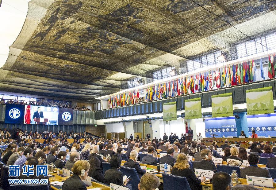 10月15日，中國國務(wù)院總理李克強(qiáng)在格拉齊亞諾總干事的陪同下在位于羅馬的聯(lián)合國糧農(nóng)組織總部發(fā)表演講。 新華社記者 王曄 攝 
