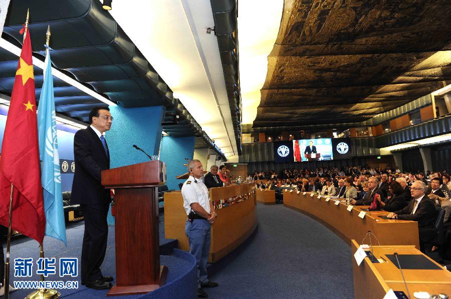 10月15日，中國國務(wù)院總理李克強(qiáng)在格拉齊亞諾總干事的陪同下在位于羅馬的聯(lián)合國糧農(nóng)組織總部發(fā)表演講。 新華社記者 饒愛民 攝 