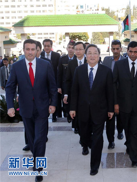 11月9日，正在約旦進(jìn)行正式友好訪問的全國政協(xié)主席俞正聲在安曼會見約旦眾議院代議長薩法迪。 新華社記者 劉衛(wèi)兵 攝 