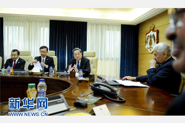 11月9日，正在約旦進(jìn)行正式友好訪問的全國政協(xié)主席俞正聲在安曼會見約旦首相恩蘇爾。 新華社記者 張鐸 攝 