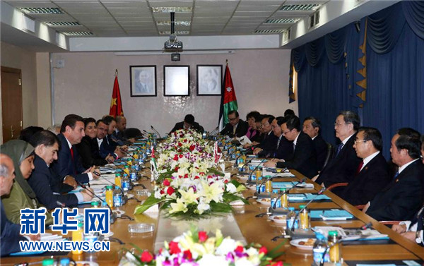  11月9日，正在約旦進(jìn)行正式友好訪問的全國政協(xié)主席俞正聲在安曼會見約旦眾議院代議長薩法迪。 新華社記者 劉衛(wèi)兵 攝 