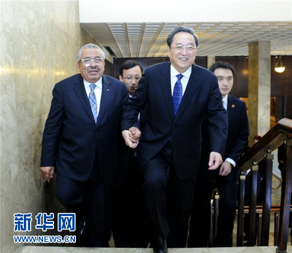 11月9日，正在約旦進(jìn)行正式友好訪問的全國政協(xié)主席俞正聲在安曼與約旦參議長拉瓦比德進(jìn)行會談。這是會談前，俞正聲與拉瓦比德攜手步入會場。新華社記者 張鐸 攝 