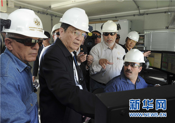 11月8日，正在約旦進(jìn)行正式友好訪問的全國政協(xié)主席俞正聲在安曼參觀阿拉伯鉀肥公司。這是俞正聲在采鹽船上仔細(xì)詢問開采情況。 新華社記者 張鐸 攝