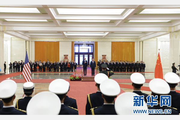 11月12日，國(guó)家主席習(xí)近平在北京人民大會(huì)堂舉行歡迎儀式，歡迎美國(guó)總統(tǒng)奧巴馬對(duì)中國(guó)進(jìn)行國(guó)事訪問。 新華社記者 馬占成 攝