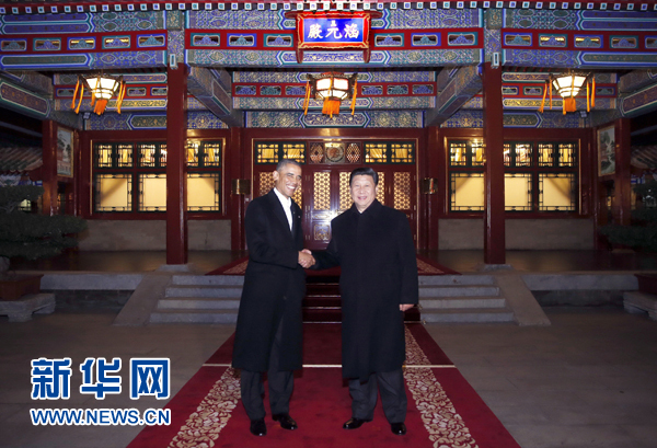 11月11日晚，國家主席習(xí)近平在中南海同美國總統(tǒng)奧巴馬舉行會晤。這是兩國元首在瀛臺涵元殿前握手。 新華社記者鞠鵬攝