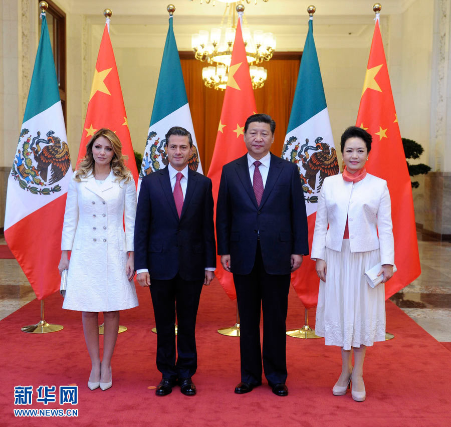 11月13日，國(guó)家主席習(xí)近平在北京人民大會(huì)堂北大廳舉行儀式，歡迎墨西哥總統(tǒng)培尼亞對(duì)中國(guó)進(jìn)行國(guó)事訪問(wèn)。這是習(xí)近平和夫人彭麗媛同培尼亞夫婦合影。 新華社記者 張鐸 攝