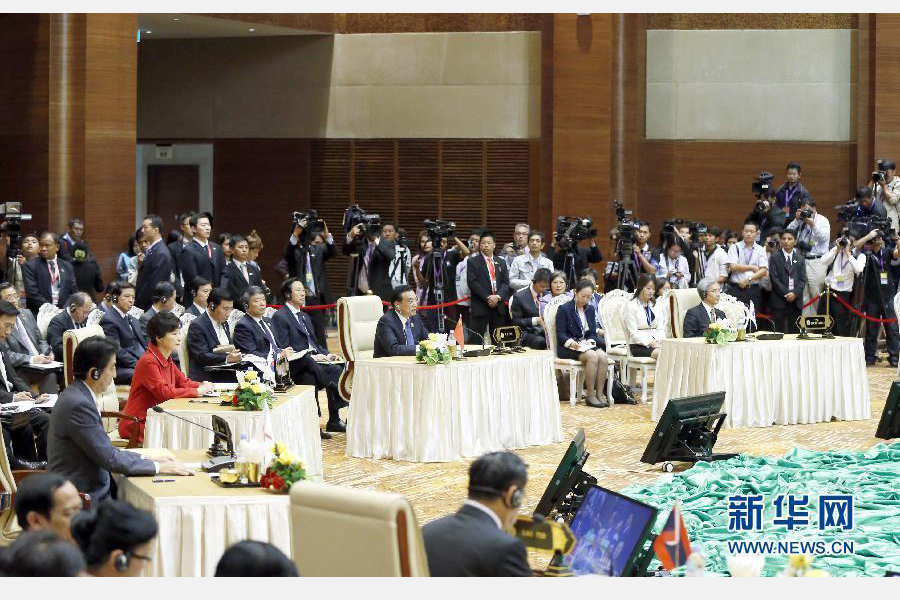 11月13日，中國國務院總理李克強在緬甸首都內比都出席第17次東盟與中日韓（10+3）領導人會議。這是李克強在會議上講話。 新華社記者 鞠鵬 攝