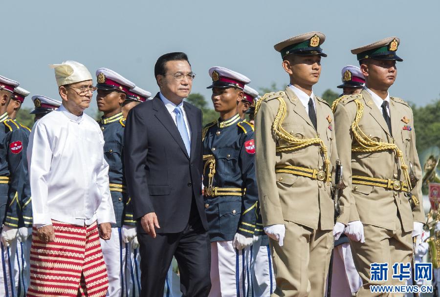 11月14日，國務(wù)院總理李克強(qiáng)在內(nèi)比都同緬甸總統(tǒng)吳登盛舉行會談。這是會談前，吳登盛在緬甸總統(tǒng)府前廣場為李克強(qiáng)舉行隆重的歡迎儀式。新華社記者 王曄 攝