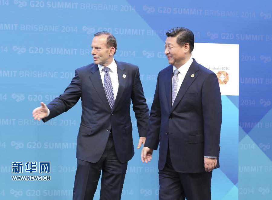 11月15日，二十國集團領導人第九次峰會在澳大利亞布里斯班舉行。國家主席習近平出席會議并發表題為《推動創新發展實現聯動增長》的重要講話。這是澳大利亞總理阿博特迎接習近平主席。 新華社記者 丁林 攝