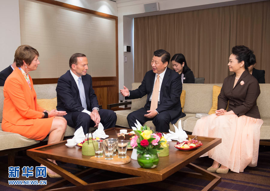 11月19日，國家主席習(xí)近平結(jié)束對澳大利亞的國事訪問。離開悉尼前，澳大利亞總理阿博特夫婦專門到習(xí)近平下榻飯店同習(xí)近平和夫人彭麗媛親切話別。新華社記者 黃敬文 攝