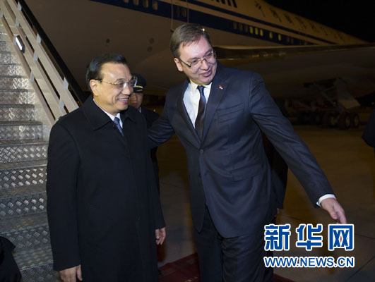 12月15日，國務院總理李克強抵達貝爾格萊德，出席中國－中東歐國家領導人會晤并正式訪問塞爾維亞，塞爾維亞總理武契奇到機場迎接。新華社記者 黃敬文 攝