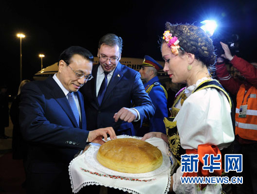 12月15日，國務院總理李克強抵達貝爾格萊德，出席中國－中東歐國家領導人會晤并正式訪問塞爾維亞，塞爾維亞總理武契奇到機場迎接。新華社記者 饒愛民 攝