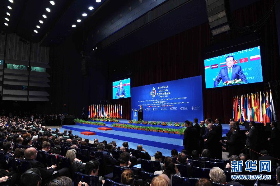 12月16日，國務(wù)院總理李克強在貝爾格萊德與中東歐國家領(lǐng)導人共同出席中國－中東歐國家第四屆經(jīng)貿(mào)論壇開幕式并致辭。 新華社記者 饒愛民攝 