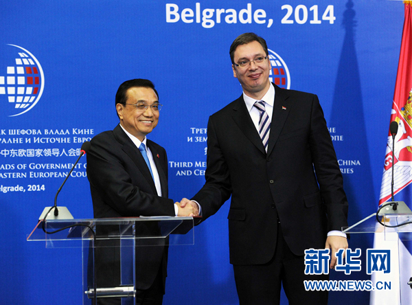 12月16日，國務(wù)院總理李克強在貝爾格萊德出席第三次中國-中東歐國家領(lǐng)導(dǎo)人會晤后，與塞爾維亞總理武契奇共同會見記者。 新華社記者饒愛民 攝