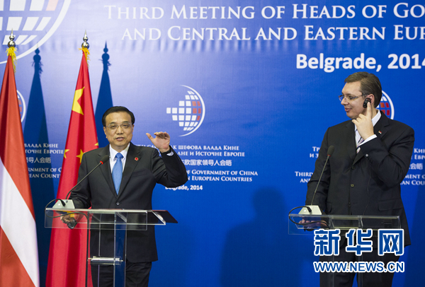 12月16日，國務(wù)院總理李克強在貝爾格萊德出席第三次中國-中東歐國家領(lǐng)導(dǎo)人會晤后，與塞爾維亞總理武契奇共同會見記者。 新華社記者黃敬文 攝