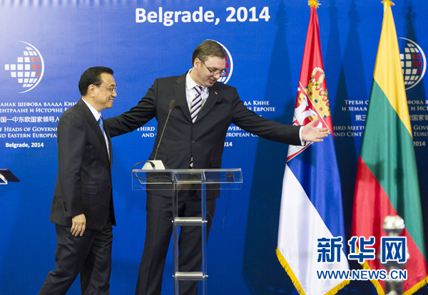 12月16日，國務(wù)院總理李克強在貝爾格萊德出席第三次中國-中東歐國家領(lǐng)導(dǎo)人會晤后，與塞爾維亞總理武契奇共同會見記者。 新華社記者黃敬文 攝