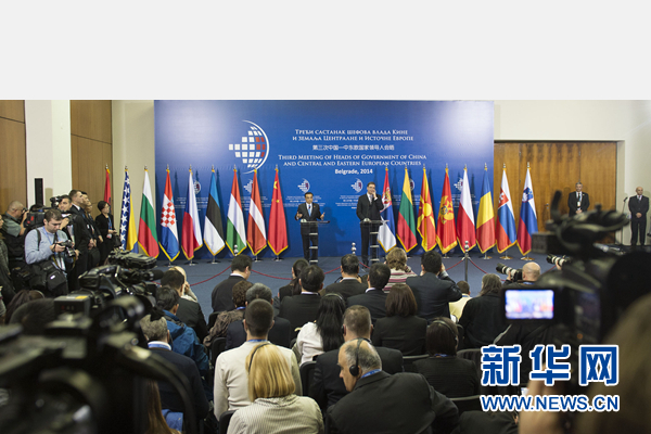 12月16日，國務(wù)院總理李克強在貝爾格萊德出席第三次中國-中東歐國家領(lǐng)導(dǎo)人會晤后，與塞爾維亞總理武契奇共同會見記者。 新華社記者黃敬文 攝