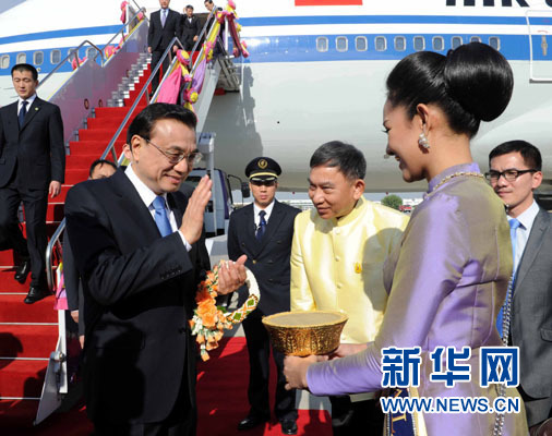 12月19日，中國(guó)國(guó)務(wù)院總理李克強(qiáng)抵達(dá)曼谷，出席大湄公河次區(qū)域經(jīng)濟(jì)合作領(lǐng)導(dǎo)人第五次會(huì)議。新華社記者饒愛(ài)民攝