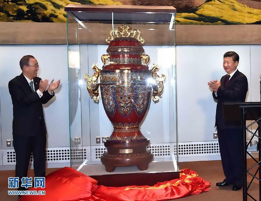 9月27日，國家主席習(xí)近平在紐約出席中國向聯(lián)合國贈送&ldquo;和平尊&rdquo;儀式。聯(lián)合國秘書長潘基文出席。 新華社記者 李濤 攝 