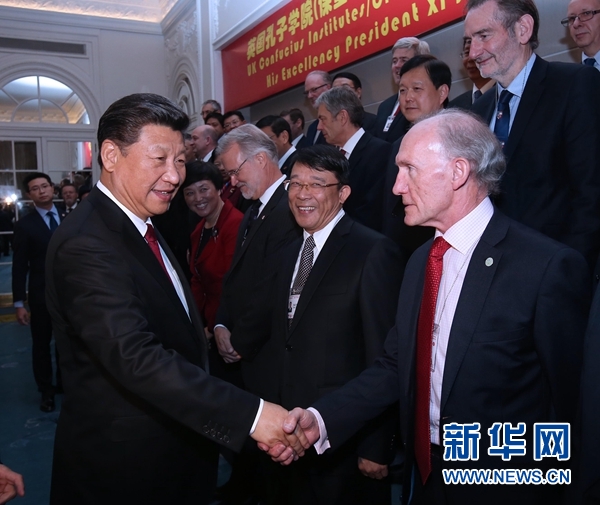 10月22日，國家主席習近平在倫敦出席全英孔子學院和孔子課堂年會開幕式。這是習近平同參加開幕式的嘉賓親切交談。 新華社記者 龐興雷 攝 