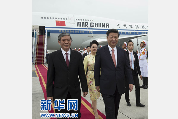 11月5日，中共中央總書記、國家主席習近平抵達越南首都河內，開始對越南進行國事訪問。這是越南高級官員到機場迎接習近平和夫人彭麗媛。新華社記者李學仁攝