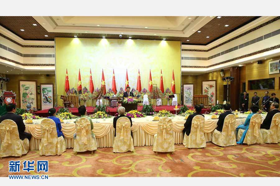 11月5日，中共中央總書記、國家主席習(xí)近平和夫人彭麗媛出席越共中央總書記阮富仲和越南國家主席張晉創(chuàng)在河內(nèi)國際會(huì)議中心舉行的盛大歡迎晚宴。新華社記者 龐興雷 攝 